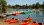 Kayaks et pédalos sur le bord de l'eau à la Base plein air Sainte-Foy.