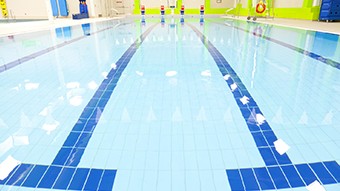 Vue rapprochée d'une piscine.