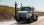 Camion effectuant le nettoyage d'une rue avec un jet d'eau.