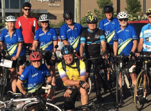 Groupe de cyclistes avec leurs vélos.