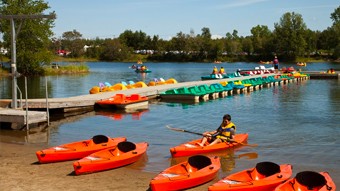 Kayaks et pédalos sur le bord de l'eau à la Base plein air Sainte-Foy.
