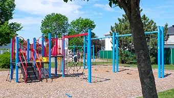 Module de jeu pour enfants dans un parc.