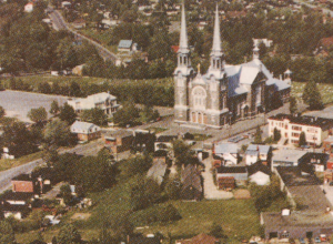 Photo ancienne de la Ville de L'Ancienne-Lorette, vue des airs avec l'église de L'Ancienne-Lorette au centre de la photo.