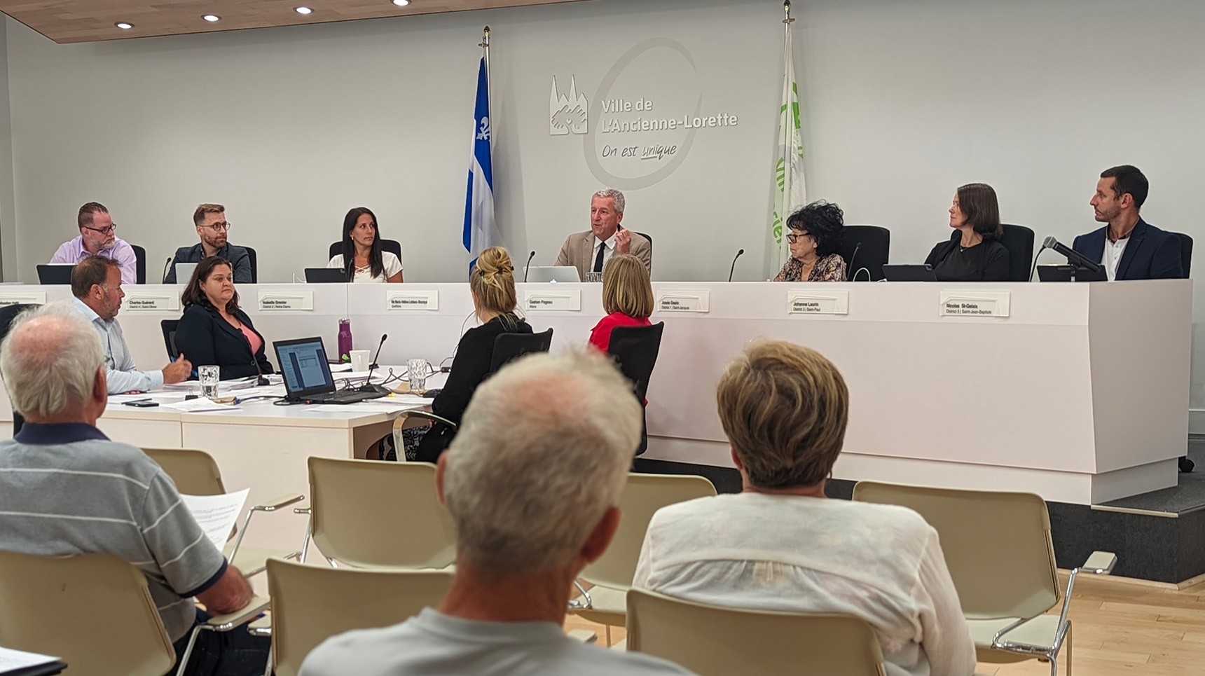 Conseil municipal devant les citoyens assistant à la séance du conseil dans la salle de l'hôtel de ville.