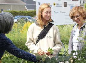 Deux femmes se présentant à un kiosque de vente du jardin communautaire.