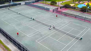 Vue aérienne de terrains de tennis extérieurs.
